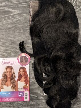 Outre SleekLay Analia 24" Lace Front Wig - Natural Black (1B)